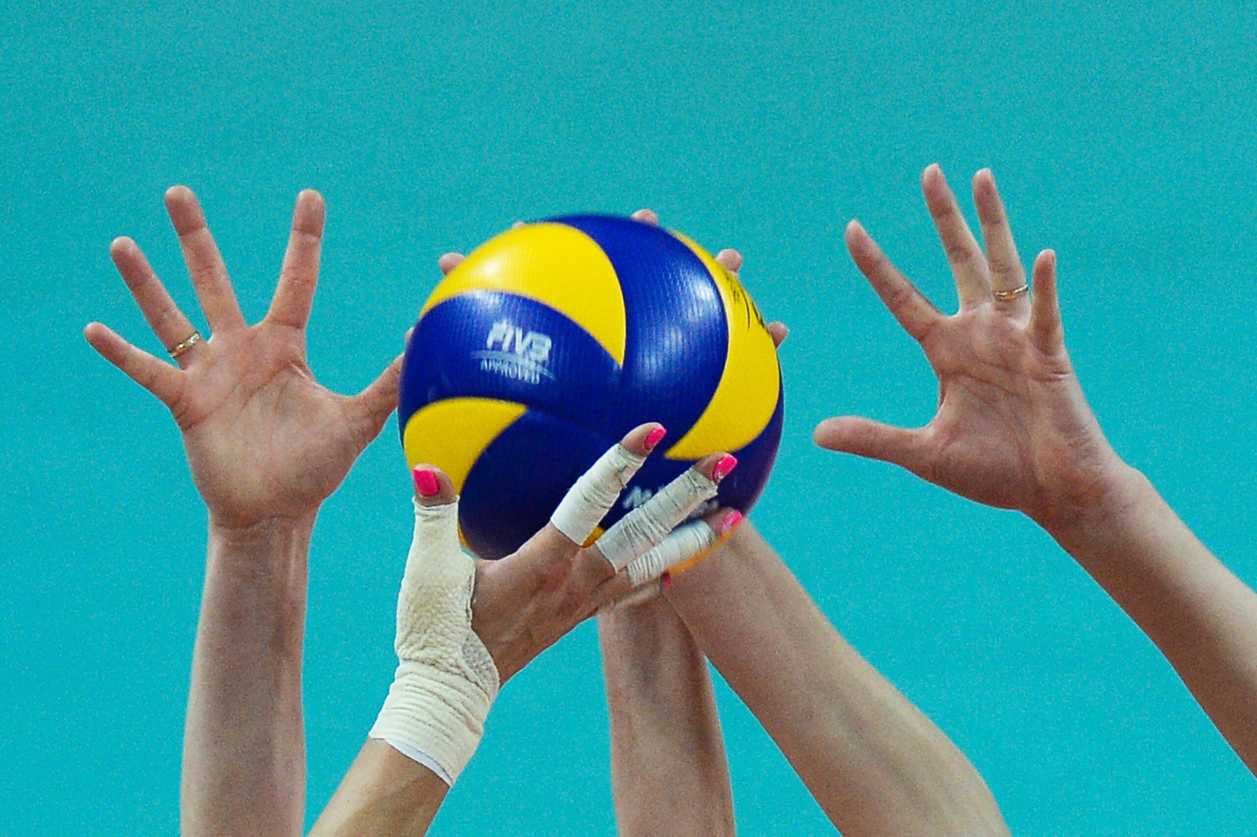 Волейбол пальцем игра. Волейбольный мяч в руке. Волейбол руки.